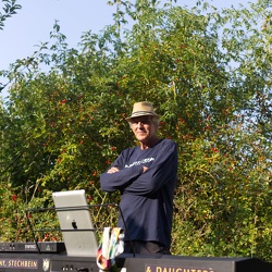 NeveronStages_Performer